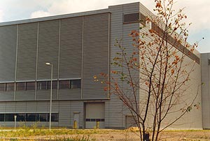 Ostfassade mit vorstehendem Lüftungsgitter
