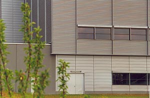 Südfassade mit eingearbeitetem Fassadenfeld aus Aluminiumwellprofilen