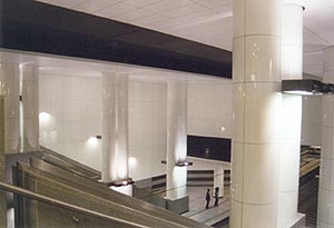 ummantelte Betonpfeiler und Stahlstützen