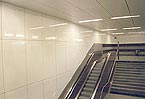 Wand neben Fahrtreppe